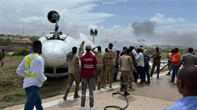  انقلاب طائرة بمطار مقديشو بالصومال | صور