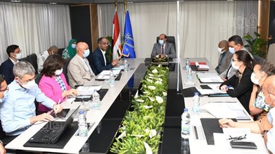 محافظ أسوان يجتمع بأعضاء لجنة برنامج إدارة مياه الشرب بالصعيد | صور