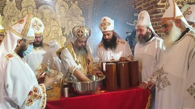 اسقف منفلوط يلتقي مجمع الكهنة ويفتتح مسرحا جديدا