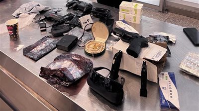 ضبط راكب حاول تهريب طائرات ونظارة مزودة بكاميرات تصوير وطبنجة بمطار القاهرة