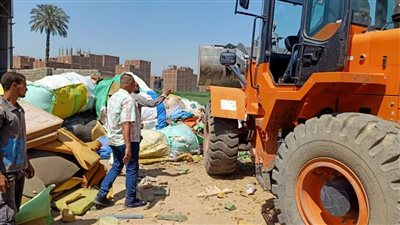 ضبط مصنع مخالف لإعادة تدوير الإسفنج ورفع القمامة بحي الطالبية | صور