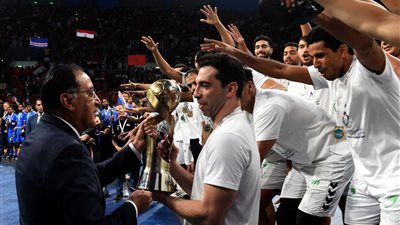 رئيس الوزراء يسلم كأس أمم أفريقيا لمنتخب اليد | صور