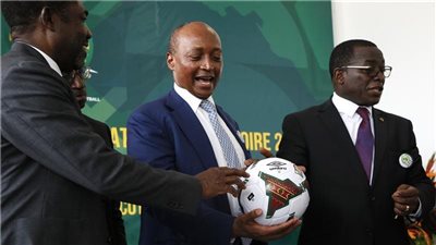 رئيس الكاف يختتم زيارته لـ 5 دول