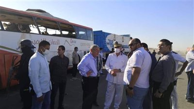 النيابة تعاين موقع حادث أتوبيس ملوي المنيا