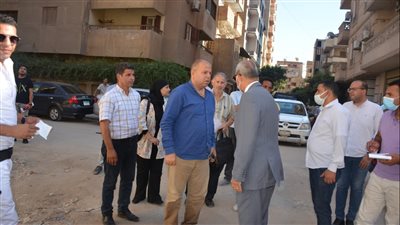 محافظ القليوبية يشرف على إزالة طابقين مخالفين بمدينة بنها 