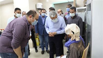 شاهد| توافد أهالي ضحايا أتوبيس المنيا على مستشفى ملوى