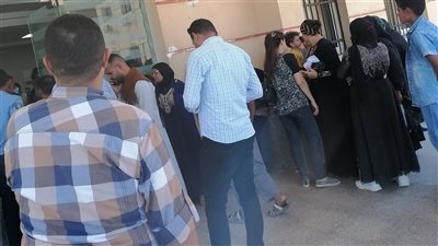 انهيار أسر ضحايا ومصابي حادث أتوبيس صحراوي ملوي أمام المستشفى |صور 