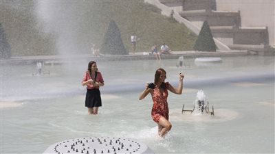 الاستحمام في النافورات.. ملاذ البريطانيين للهروب من ارتفاع درجات الحرارة | صور