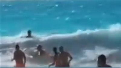 لحظة إنقاذ 3 شباب من الغرق في الساحل الشمالي|فيديو