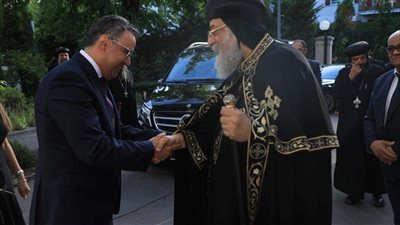 البابا تواضروس يدون بدفتر كبار الزوار في سفارة مصر بالنمسا