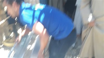 الصور الأولى للحظة إخراج جثمان متوفي حادث التنقيب عن الآثار بقنا