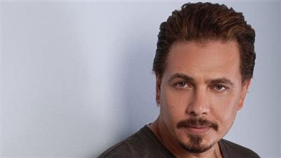 محمد رياض يكشف كواليس نزوله للقبر في 