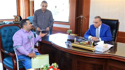 محافظ سوهاج والسكرتير المساعد يلتقيان 87 مواطنا لبحث مطالبهم وحل شكواهم