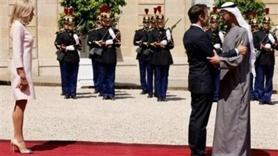 ماكرون يلتقي محمد بن زايد فى قصر فرساي.. ويقلده أعلى وسام فرنسي