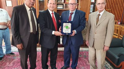 رئيس جامعة المنوفية يستقبل المستشار خفاجي.. وحقوق المنوفية تكرمه بدرعها