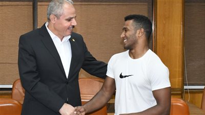 رئيس جامعة القناة يستقبل بطل أفريقيا في المصارعة الروماني
