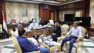 محافظ المنيا يناقش عددا من القضايا الخدمية مع أعضاء مجلس النواب