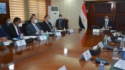 وزير التنمية المحلية يتابع مع أعضاء لجنة استرداد أراضي الدولة موقف التقنين