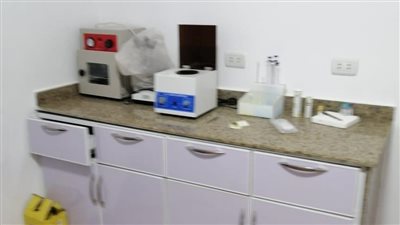 إحالة فنيي معامل بمستشفى الفيوم العام للنيابة للتلاعب في نتائج تحليل كورونا 