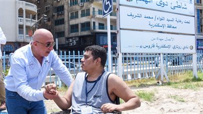 محافظ الإسكندرية: الاستعانة بشباب متلازمة داون للعمل بشاطئ ذوي الهمم 