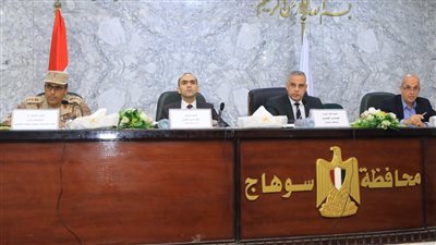 محافظ سوهاج يناقش نسب التنفيذ ومعدلات الأداء في مشروعات حياة كريمة