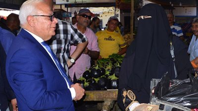 محافظ بورسعيد يشدد على بائعي سوق العصر بعدم التلاعب في الأسعار | صور