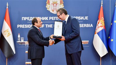 لحظة منح السيسي وسام جمهورية صربيا | صور