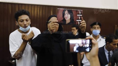 جلسة نارية لمحاكمة المتهمين بقتل شيماء جمال.. والجناة غير مهتمين بحديث أقارب الضحية | فيديو
