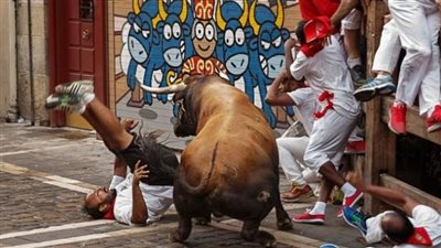 اللعب مع الثيران.. قتلى ومصابين فى مهرجان الموت بإسبانيا| فيديو