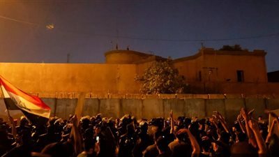 أنزلوا العلم التركي.. متظاهرون يحاصرون القنصلية التركية في بغداد