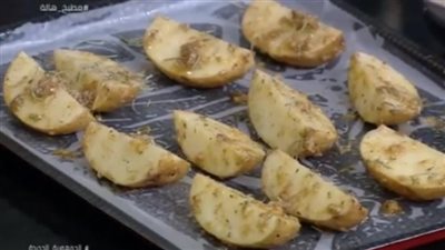 بدون تحمير.. طريقة عمل بطاطس الويدجز في الفرن | فيديو