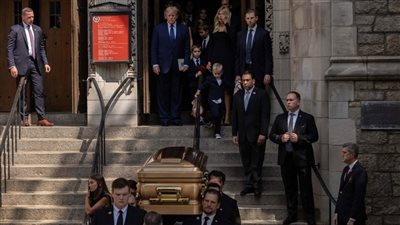 ترامب يودِّع زوجته السابقة إيفانا في جنازة بنيويورك | صور