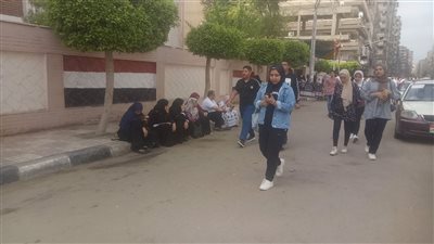 بتلاوة القرآن.. أولياء أمور طلاب الثانوية العامة ينتظرون أبنائهم أمام لجان المنصورة | فيديو 