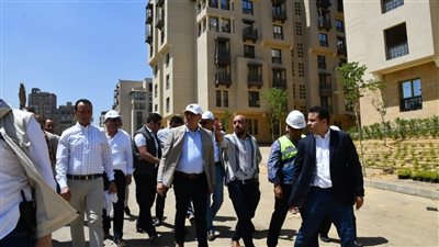 وزير الإسكان يتفقد سير العمل بمشروع تطوير 