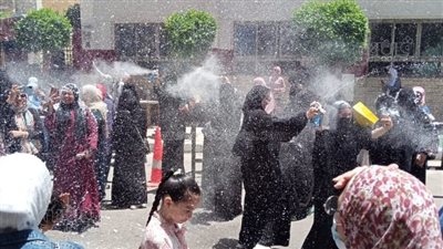 بالبالونات والأغاني.. احتفال طالبات الثانوية العامة في مطروح بانتهاء الامتحانات | صور