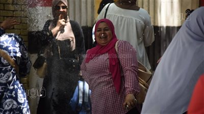 احتفالات الأهالي مع الطلاب بعد انتهاء ماراثون الثانوية العامة | صور