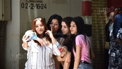 بالسيلفي والأحضان.. فرحة طالبات الثانوية العامة بعد انتهاء الامتحانات | صور