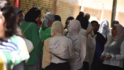 أشوفك على خير.. رسائل تذكارية بين الطالبات بعد انتهاء امتحانات الثانوية | فيديو