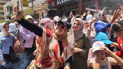 بالأحضان والضحكات.. 10 صور ترصد احتفال طالبات الثانوية في مطروح بانتهاء الامتحانات 