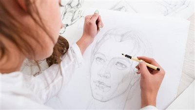 تفسير حلم الرسم في المنام وعلاقته بالإصرار على النجاح والبعد عن الأعمال السيئة