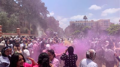 بالطبل والمزمار البلدي.. طلاب الثانوية العامة ببورسعيد يحتفلون ببدء الإجازة| صور