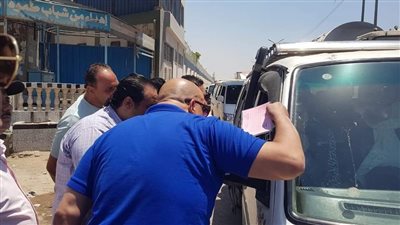 ضبط 89 سيارة مخالفة لقرار التعريفة ومنتهية التراخيص بأبو النمرس.. صور