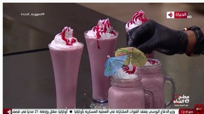 بالبسكوت والكريمة.. اعرفي طريقة عمل ميلك شيك الفراولة|فيديو 