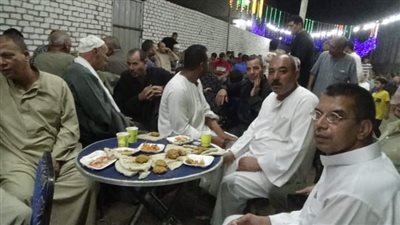 فلافل ومخلل لضيافة المعازيم في الحنة ببني سويف 