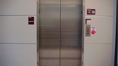 الحماية المدنية تنقذ شخصًا تعطل به المصعد في العمرانية