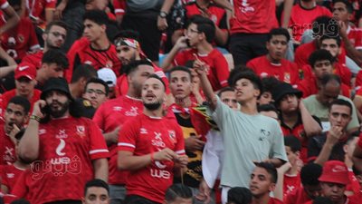 قبل انطلاق القمة.. أجواء ساخنة في ستاد القاهرة..تبادل الهتافات بين الجماهير..والتركيز يفرض نفسه على الفريقين 