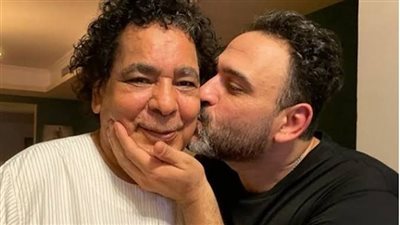 أكرم حسني يكشف رد فعل محمد منير حينما عرض عليه أغنية للي | فيديو 