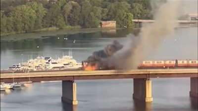 نيران تحاصر ركاب قطار فوق النهر في أمريكا | فيديو