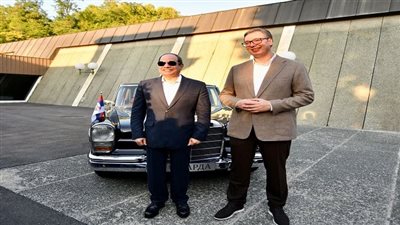  السيسي ونظيره الصربي يلتقطان صورة تذكارية أمام سيارة الزعيم جوزيف تيتو