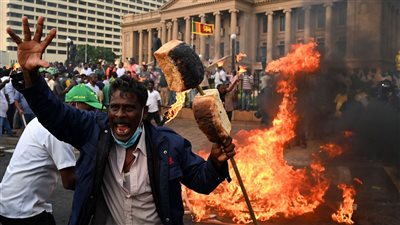 إصابة العشرات في سريلانكا خلال مداهمة الشرطة لمخيم المحتجين أمام قصر الرئاسة